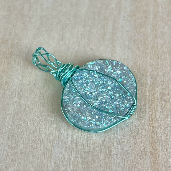 Handmade wire wrapped mint druzy quartz pendant - Picture 5 of 6